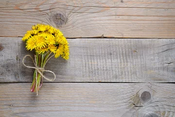 Photo sur Plexiglas Dent de lion Bouquet de fleurs de pissenlit sur fond de bois