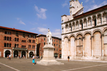 Fototapeta na wymiar Toscana,Lucca, la chiesa di San Michele e piazza.