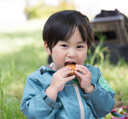 ピクニックする男の子