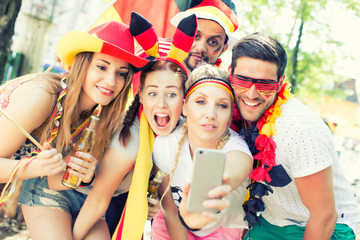 Deutsche Fussballfans machen selfie