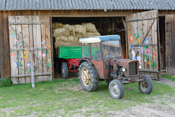Traktor z sianem wieżdzający do stodoły
