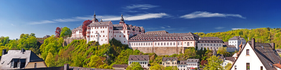 Fototapeta na wymiar Weilburger Schloss über der Lahn in Hessen