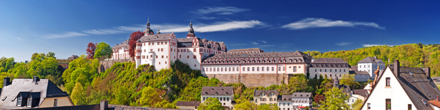 Weilburger Schloss &uuml;ber der Lahn in Hessen