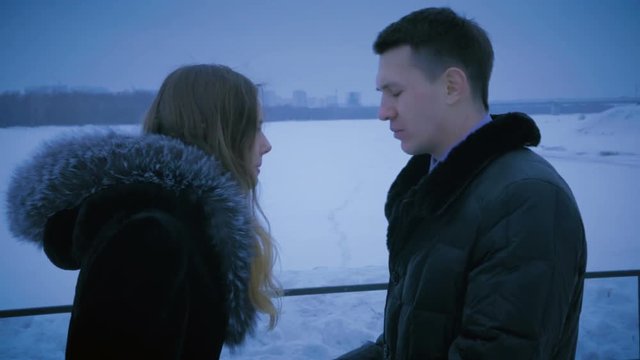 Man tries to justify his being late for date. Girl attacks him.