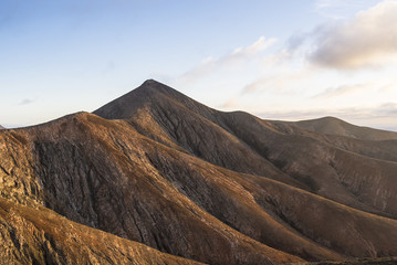 Obraz premium Vulcan mountains on the Canary Islands at sunset.