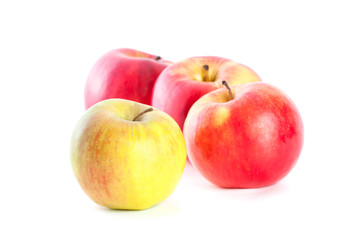 Спелые красные яблоки на белом фоне.
