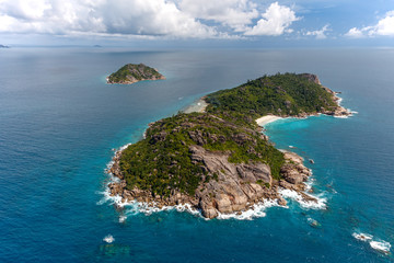 Seychelles, vue aérienne des îles grande et petite soeur