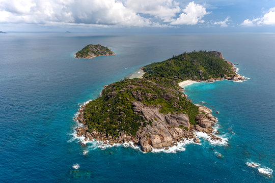 Seychelles, vue a&eacute;rienne des &icirc;les grande et petite soeur