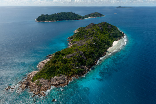 Seychelles, vue a&eacute;rienne des &icirc;les grande et petite soeur