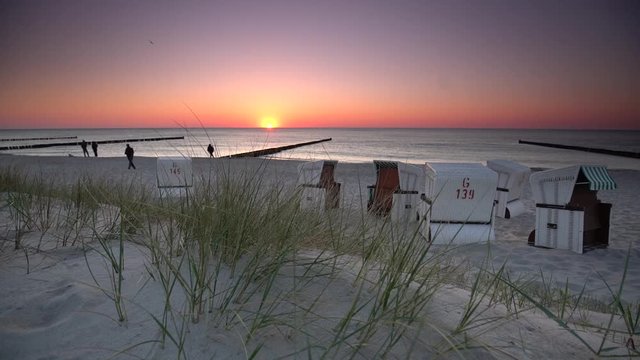 Strandk&ouml;rbe am Ostseestrand, Sonnenuntergang am Meer