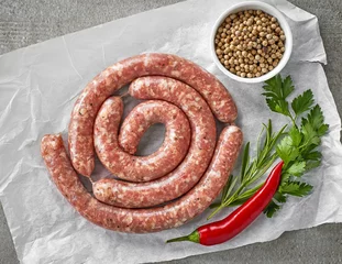 Crédence de cuisine en verre imprimé Viande fresh raw meat sausages