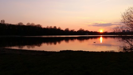 Obraz premium Sonnenuntergang am Bremer Unisee 
