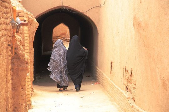 Iraniennes dans une ruelle de Yazd
