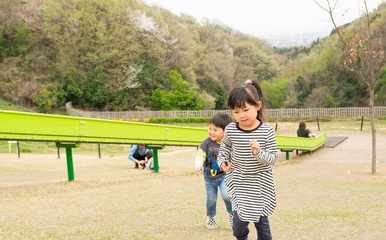 Fototapeta premium すべり台で遊ぶ男の子