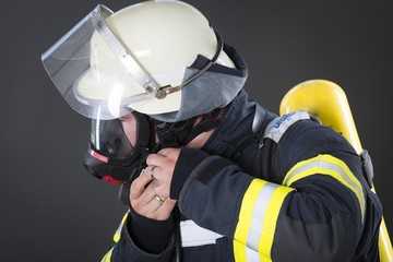 Feuerwehrmann in Schutzkleidung und Atemschutz