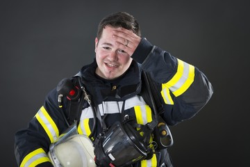 Feuerwehrmann in Schutzkleidung und Atemschutz
