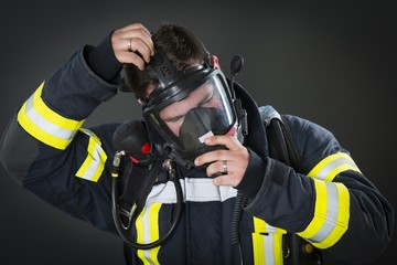 Obraz premium Feuerwehrmann in Schutzkleidung und Atemschutz