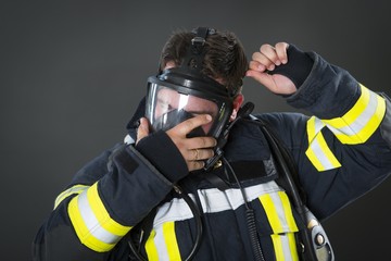Feuerwehrmann in Schutzkleidung und Atemschutz