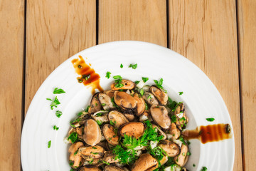 Mussels salad with onion and parsley.