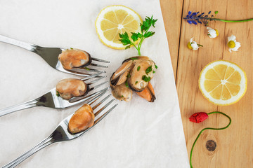 Mussels salad with onion and parsley.