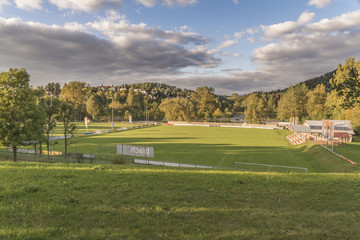 Fototapeta na wymiar Blick vom Kurpark aus zum Fußballplatz und Vereinsheim des TSV Grafenau im Bayerischen Wald