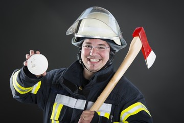 Feuerwehrmann mit Rauchmelder in Schutzkleidung