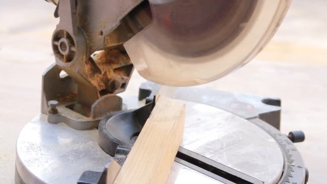 Carpenter cutting wooden board with circular saw
man cutting wood on electric saw


