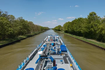 Deurstickers Tankschiff, Binnenschiff auf dem Dortmund Ems Kanal © Henrik Dolle