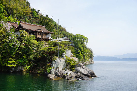 竹生島と琵琶湖の風景