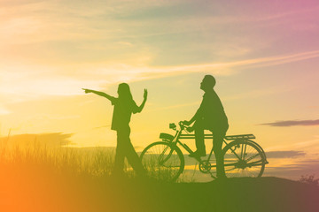Obraz premium silhouette of couple driving bike happy time sunset