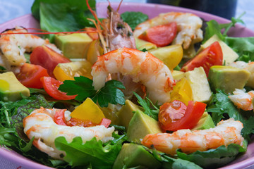 Insalata con gamberi ed avocado
