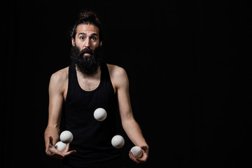 Juggler having funt at the circus - 110498588