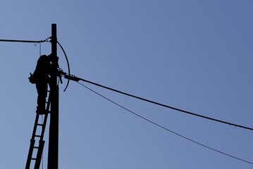 silhouette elettricista uomo al lavoro, nero scontornato su sfondo
