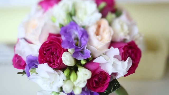 Букет в вазе и статуэтки