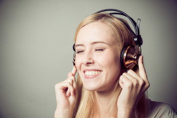 frau hört musik