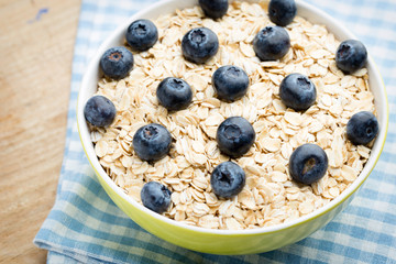 Oatmeal porridge with blueberries. healthy breakfast.