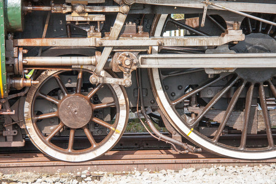 Roues et embiellage sur locomotive &agrave; vapeur 