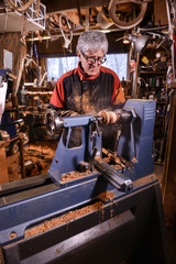 Obraz na płótnie Canvas Wood turners using a rotating clamp to turn the wood.