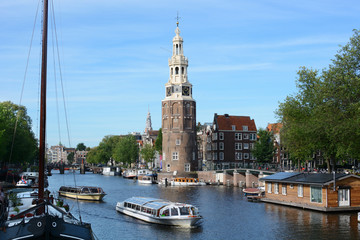 Gracht in Amsterdam mit Montelbaanstoren als Turm  © Dan Race