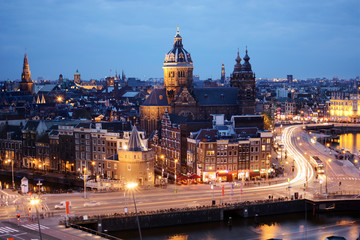 Naklejka premium Skyline von Amsterdam bei Nacht 