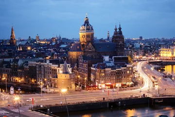Deurstickers Amsterdamse skyline bij nacht © Dan Race