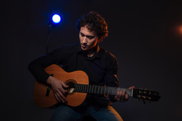 Obraz premium Young man playing on guitar