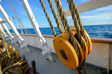 Großsegler, Tall Ship, mit Takelage, Tauwerk mit Block und Seilen vor Wasserfläche, Meer und...