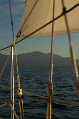 Blick vom Segelboot auf die Berge des Chiemgaus