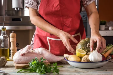 Photo sur Plexiglas Cuisinier Femme méconnaissable cuisinant du poulet