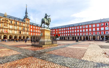  Plaza Mayor met standbeeld van koning Filips III in Madrid, Spanje © maylat