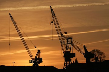 Dockkräne im Abendlicht
