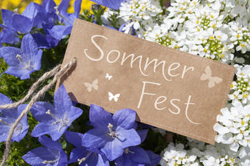 Schild aus Papier mit Sommerfest und Blumen