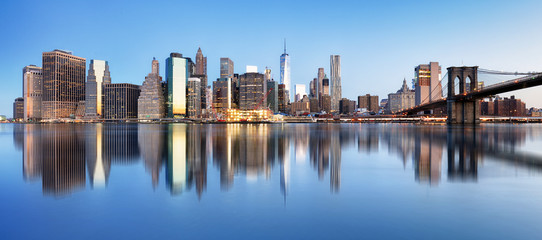 Naklejka premium Panorama centrum Nowego Jorku z Brooklyn Bridge i wieżowcami