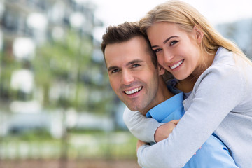 Obraz premium Young couple smiling outdoors